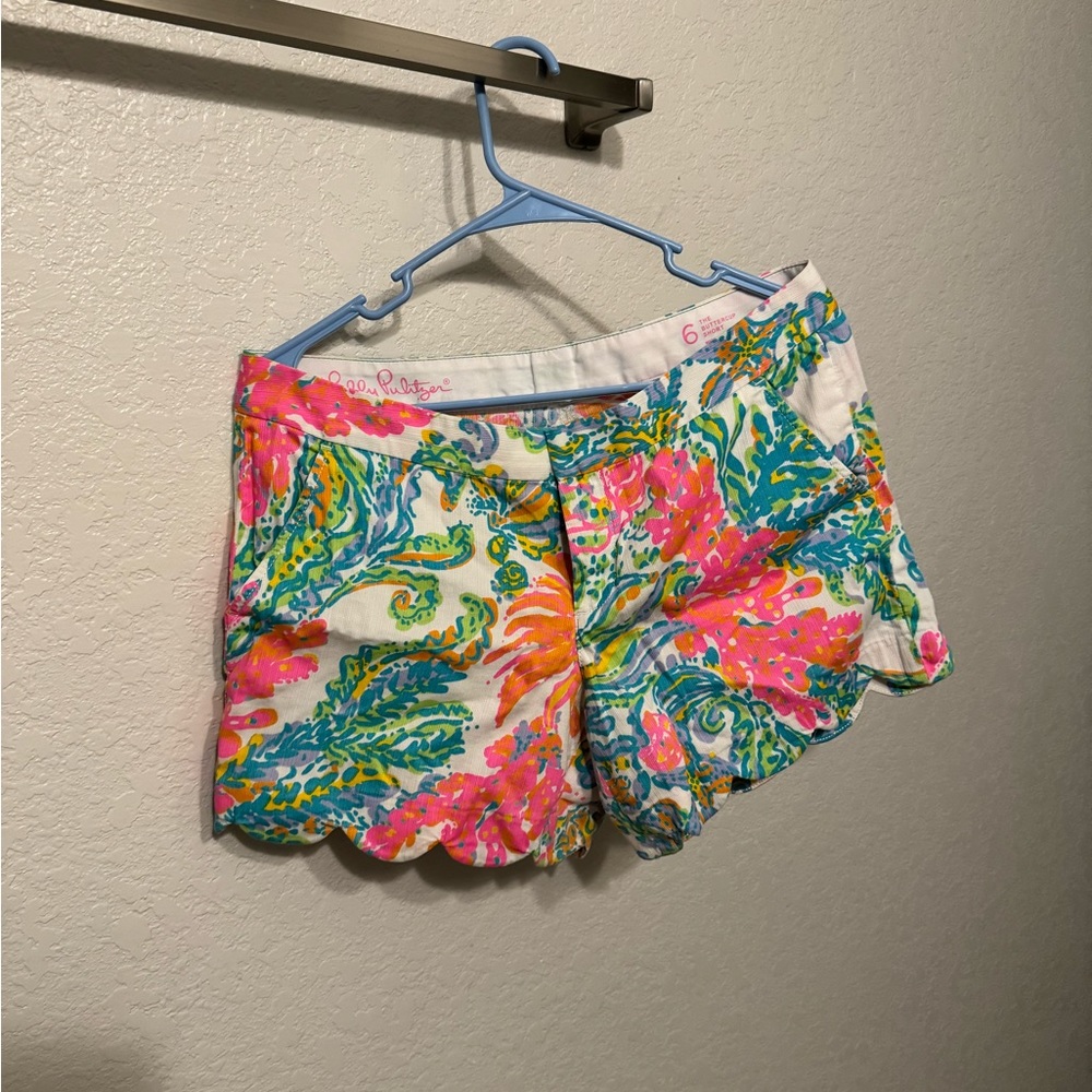 Lilly Pulitzer Scalloped Shorts — size 6
